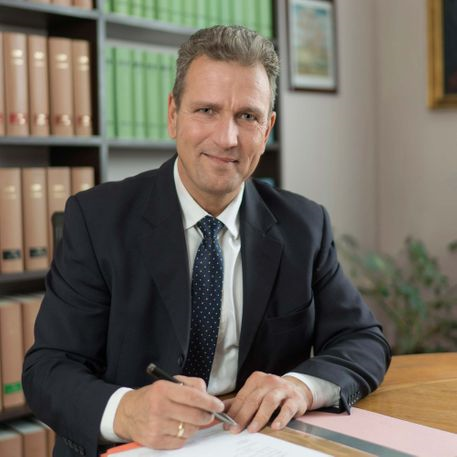 Rechtsanwalt und Notar  Dr.  Claus Chevalier