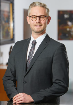 Rechtsanwalt und Notar   Jonathan Schlitt
