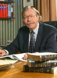 Rechtsanwalt und Notar  Dr. Ulrich Hartmann
