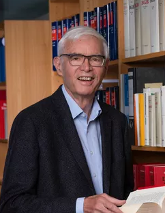 Rechtsanwalt und Notar a.D.  Dr.  Klaus Uebe